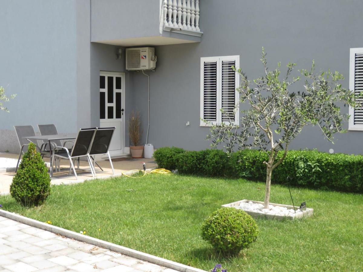 Banic Apartments With Pool Biograd Na Moru Esterno foto